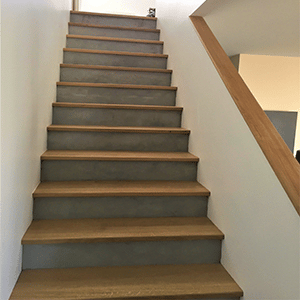 marches-bois-sur-escalier-béton