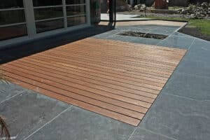 Terrasse exotique avec mix carrelage Mayenne