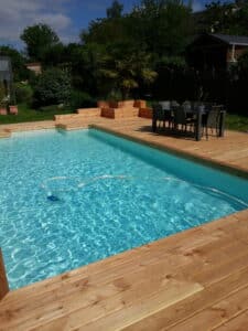 Terrasse bois naturel bord de piscine Mayenne