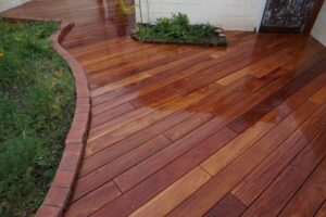 terrasse-en-bois-exotique-degrisee