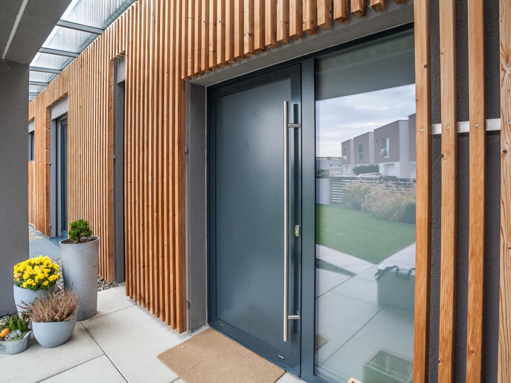 🚪 Porte d’entrée : esthétique, sécurité et performance pour votre maison à Mayenne et La Baule