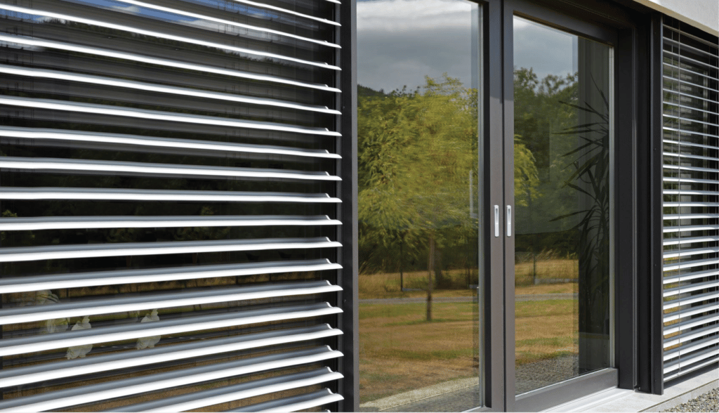 ☀️ Brise-soleil aluminium à Mayenne : une solution thermique durable pour votre habitation