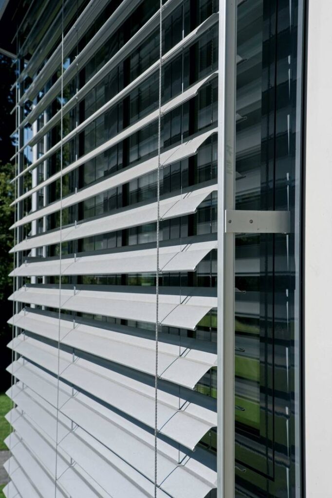 ☀️ Brise-soleil : confort thermique et design dans la menuiserie moderne à Mayenne, Laval et La Baule