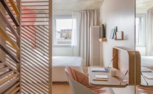 Hotel design élément bois séparation-Mayenne