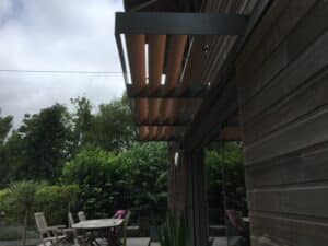 Brise soleil en bois et aluminium pour protection solaire Mayenne laval