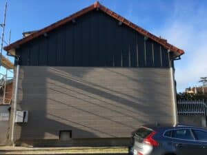 Isolation extérieure avec bardage bois grisé faux claire voie et zinc noir - Mayenne