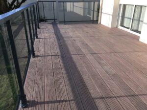 Terrasse Massaranduba exotique Mayenne avec garde corps aluminium et verre - Mayenne - Laval