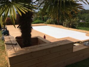 Terrasse douglas bois autour d'une piscine extérieure mayenne laval