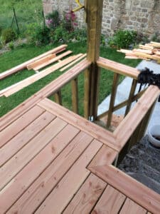 Terrasse en douglas en hauteur sur poteaux avec jardinière et marches - Mayenne Aron - Laval