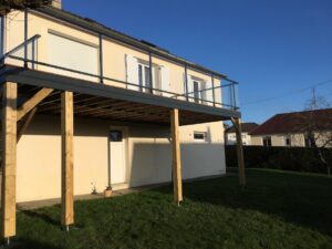 Terrasse sur poteaux bois, lames exotique garde corps alu verre - Mayenne - Laval