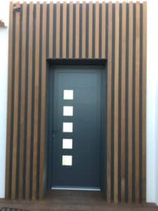 bardage bois exotique Mayenne Laval avec porte aluminium