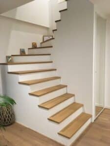 escalier bois medium chêne massif Mayenne Laval - Sur mesure