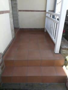 Carrelage extérieur sur entrée de maison - Mayenne