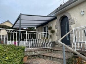 Pergola mono pente aluminium avec toiture transparente - Mayenne