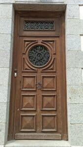 Finitions posée sur porte en bois d'entrée décapée à Mayenne
