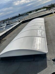 lanterneaux skydome blanc contre soleil