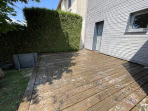 Nettoyage en cours d'une terrasse bois douglas - Laval Mayenne