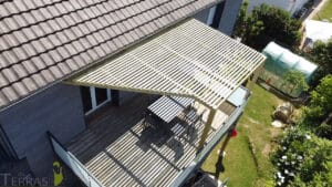 Pergola préau en bois sur mesure sur terrasse en bois Mayenne - Laval