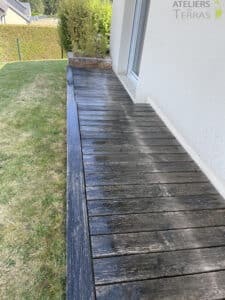 Terrasse en bois naturel et allée en bois sale à nettoyer et dégriser - Mayenne