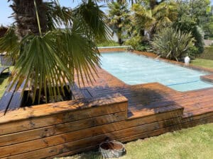 Terrasse en douglas après nettoyage et dégrisage bois - piscine - Mayenne