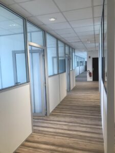 cloison modulable vitrée en partie haute mayenne