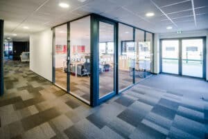 cloison modulaire en aluminium et en verre mayenne