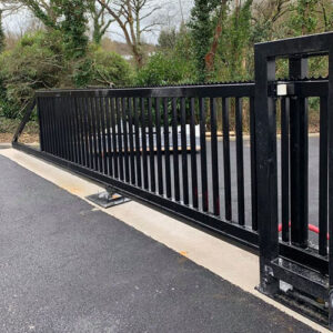 portail coulissant noir laqué sur mesure pour entreprise Mayenne