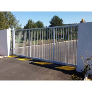 portail industriel sur mesure en blanc avec motorisation Mayenne