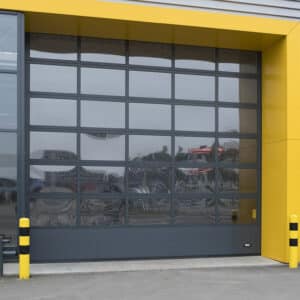 porte de garage industrie avec vitrage pour lumière naturelle Mayenne