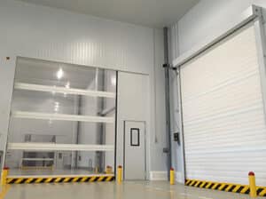 porte transparente pour accès intérieur logistique Mayenne
