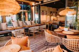 style restaurant avec table et confort - mayenne