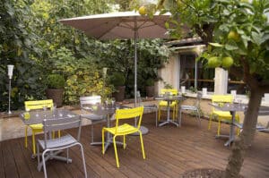 terrasse bois pour restaurant et bar à nettoyer et dégriser mayenne