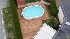 Terrasse en bois autour d'une piscine à Mayenne