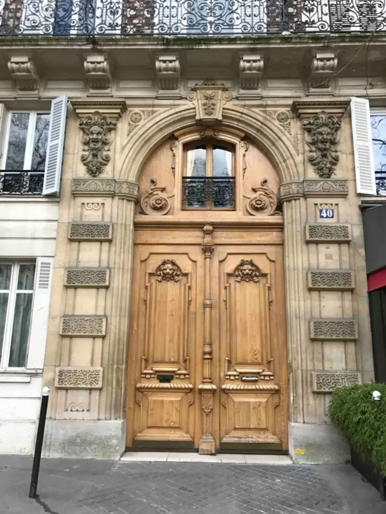 🚪 Porte d’immeuble en bois : un matériau noble pour une entrée remarquable à Mayenne et La Baule