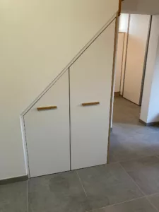 Meuble sur mesure sous escalier fermé Mayenne