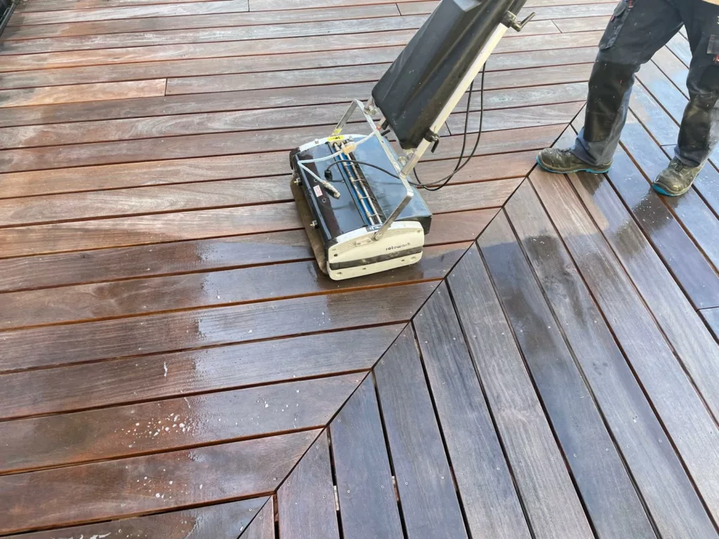 🌿 Terrasse en bois : comment l’entretenir durablement et préserver son élégance ?